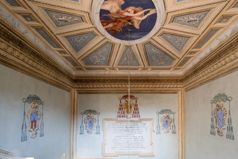 Entrata storica del Castello con pareti e soffitto affrescato
