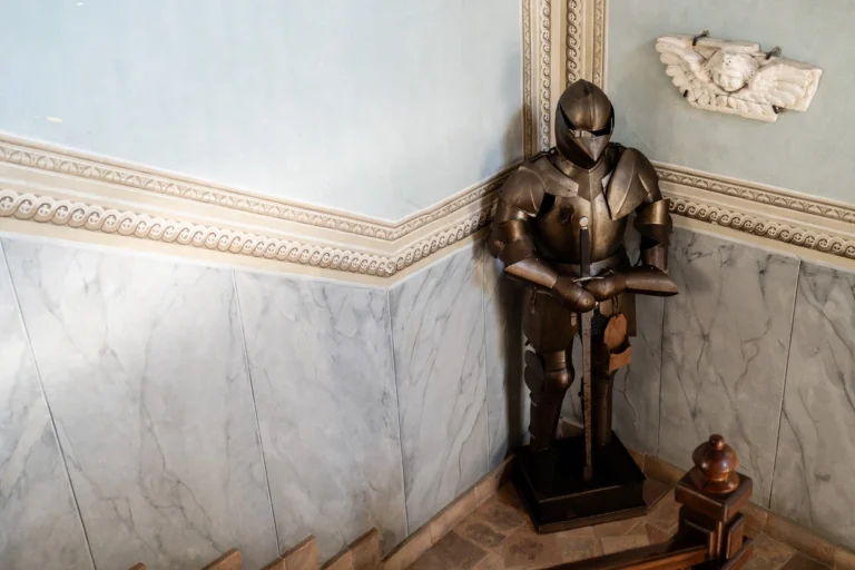 Armatura medievale di metallo posizionata nelle scale del Castello