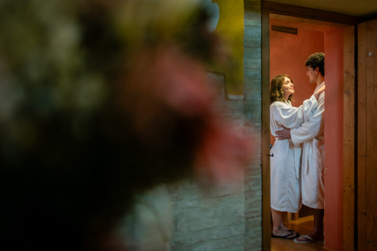 coppia che si abbraccia in una delle nostre camere junior suite del castello