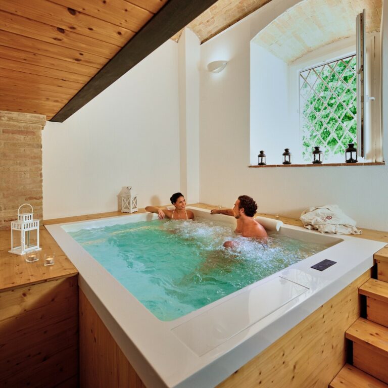 coppia di innamorati che si gode la jacuzzi nella spa del castello di baccaresca