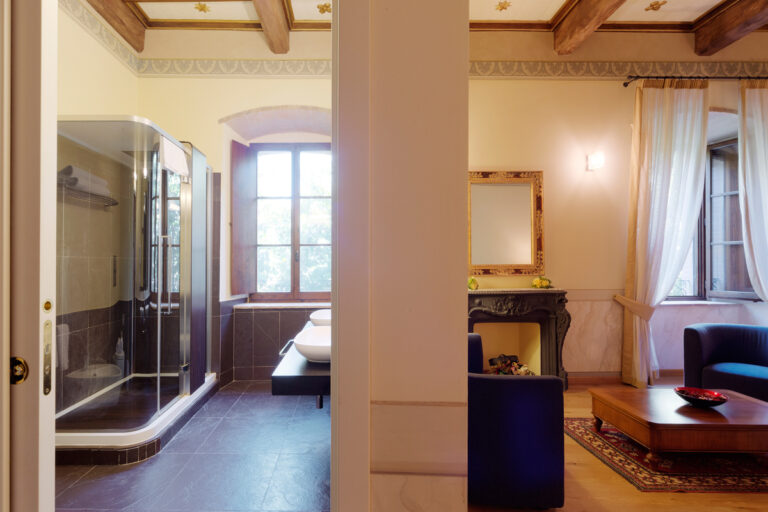 camera junior suite del castello di baccaresca di gubbio con bagno luminoso e doccia a vetro e lounge relax