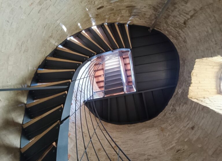 Scalinata a chiocciola in ferro e legno della torre privata del Castello di Baccaresca