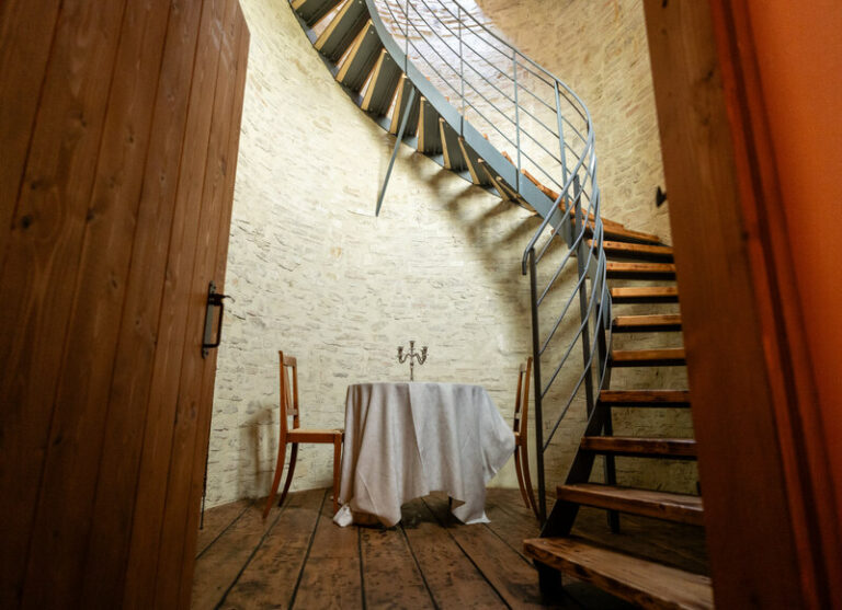 scalinata della torre del castello di baccaresca, legno e ferro artigianale