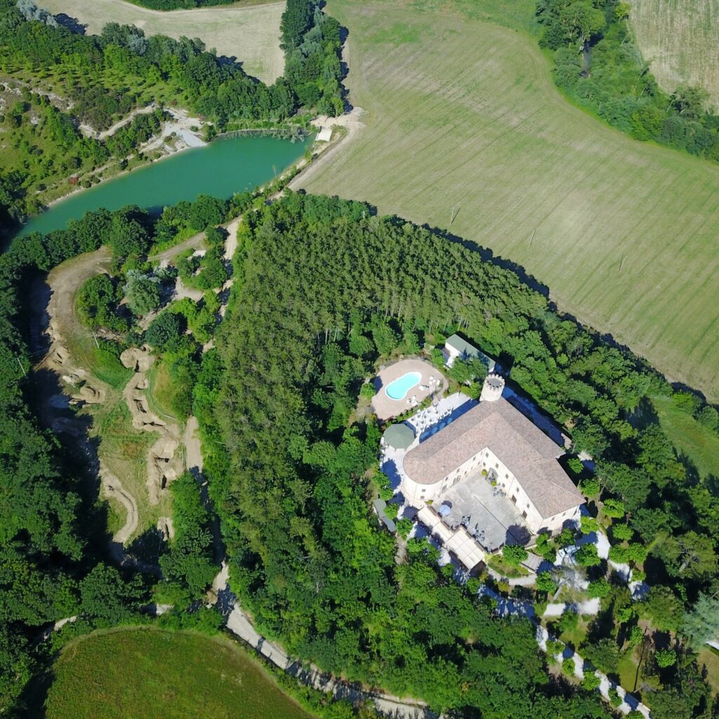 Castello di Baccaresca veduta area della tenuta con castello medievale e laghetto privato vicino a Gubbio