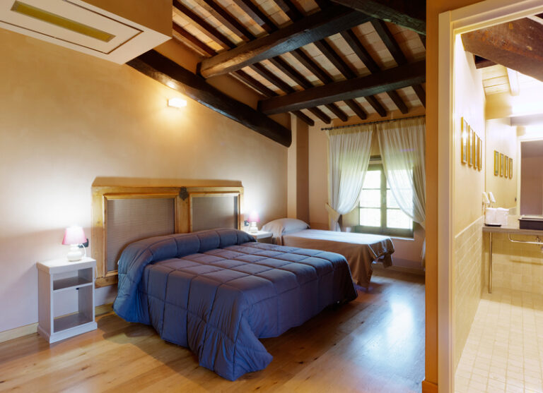 Camera Deluxe tripla del castello di baccaresca con letto blu matrimoniale e singolo vicino alla finestra