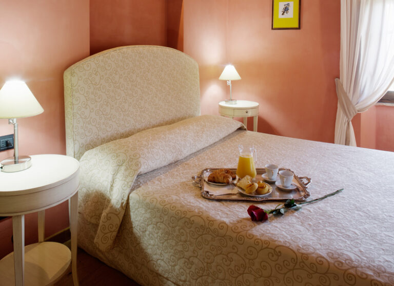 camera deluxe del castello di baccaresca con colazione sul letto e rosa rossa