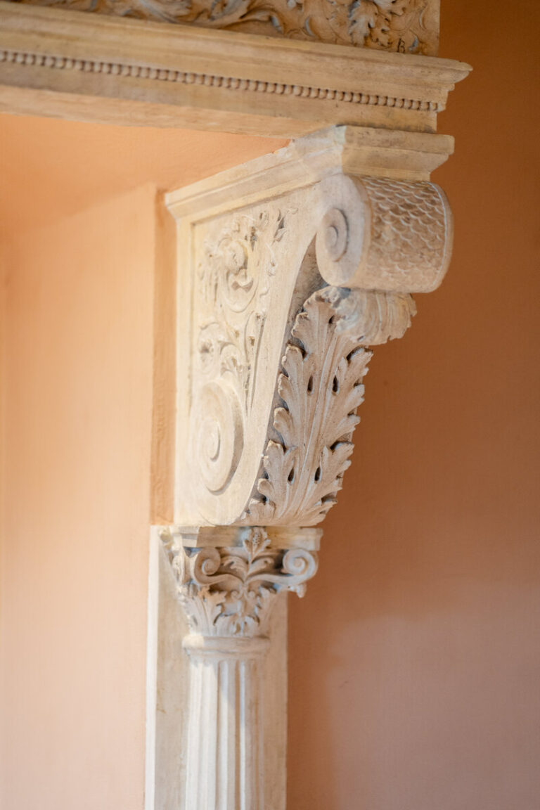 Dettaglio artistico di marmo di un camino monumentale della suite del castello di baccaresca a gubbio