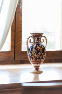 Vaso di ceramica dipinto a mano su di una scrivania delle camere del castello di baccaresca a gubbio