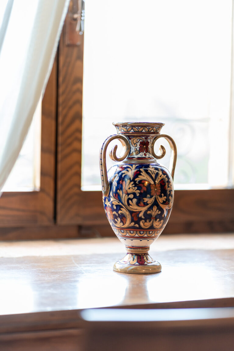 Vaso di ceramica dipinto a mano su di una scrivania delle camere del castello di baccaresca a gubbio