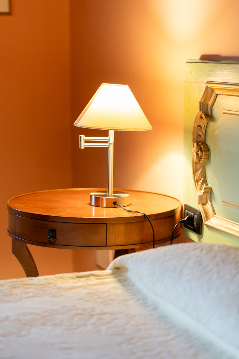 lampada di design su comodino di una camera del castello di baccaresca a gubbio