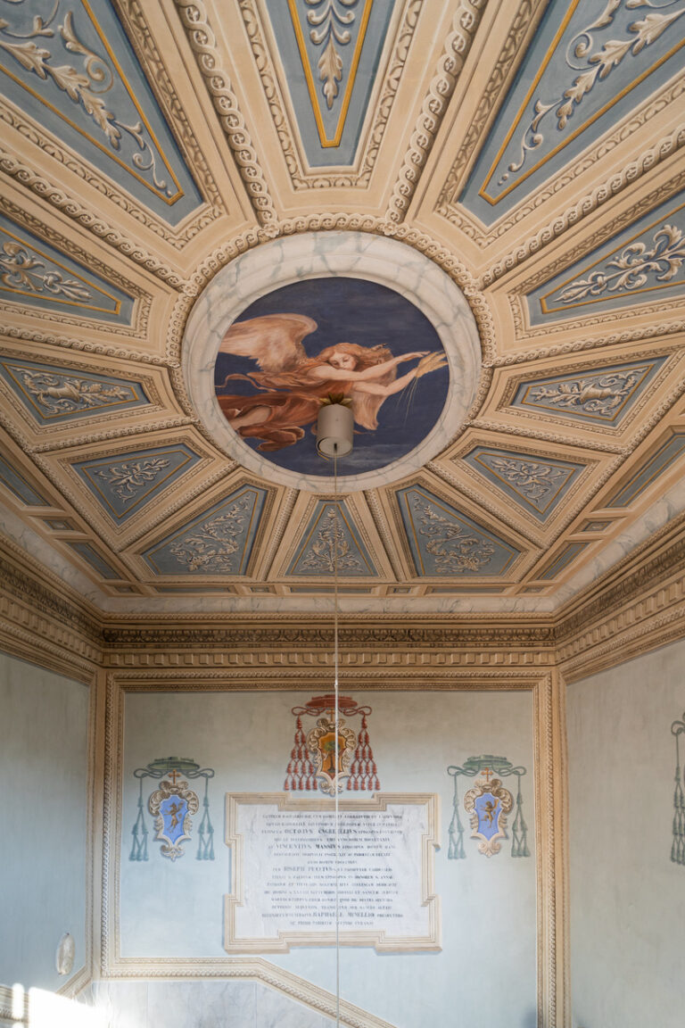 soffitto affrescato con angelo e motivi medievali del castello di baccaresca a gubbio