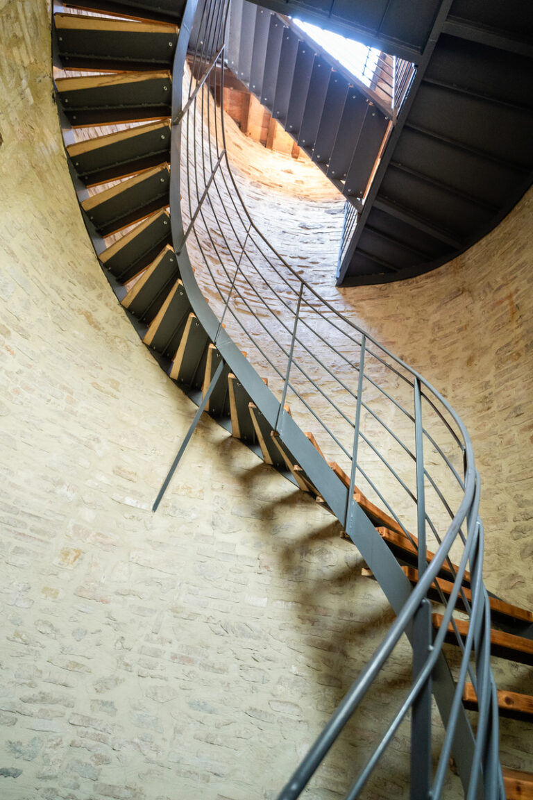 scalinata di acciaio e legno fatta su misura per la tower suite del castello di baccaresca a gubbio