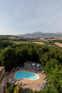 Veduta dalla tower suite del castello di baccaresca a gubbio con panorama delle colline