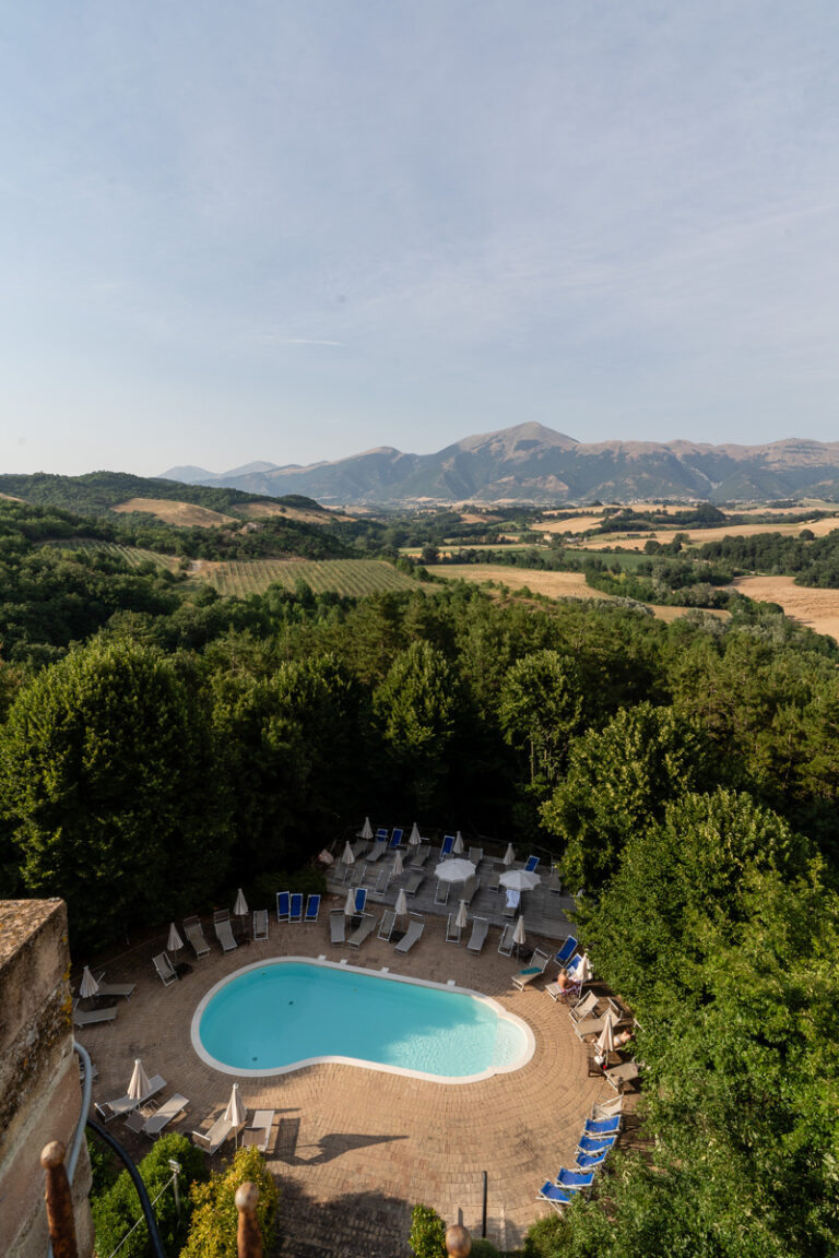 Veduta dalla tower suite del castello di baccaresca a gubbio con panorama delle colline