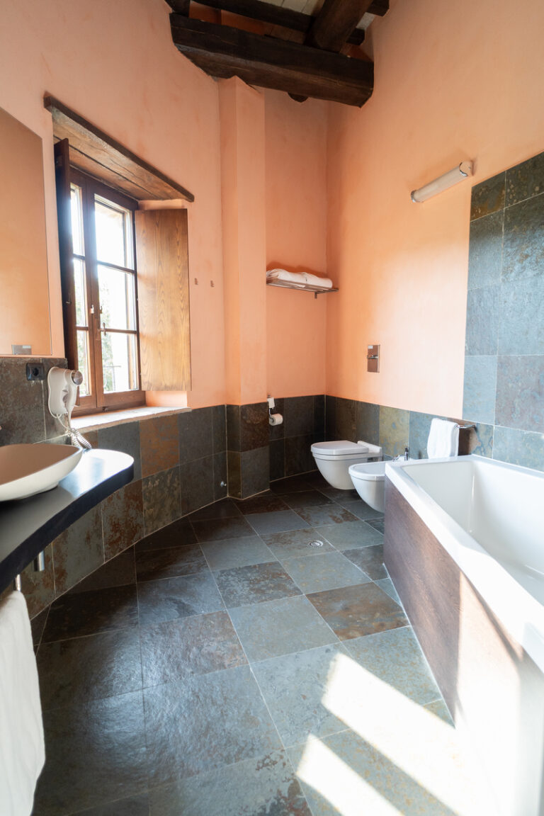 bagno della junior suite del castello di baccaresca a gubbio umbria