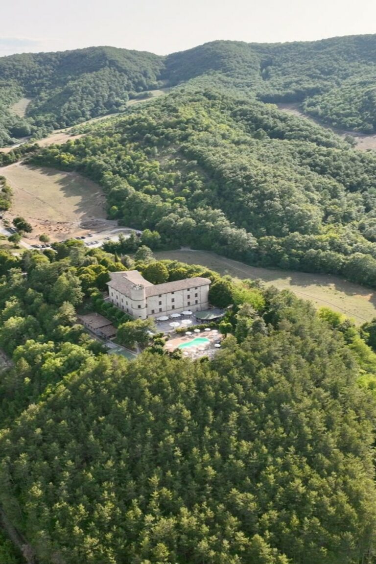 Vista panoramica aerea della tenuta del Castello di Baccaresca tra i boschi collinari di Gubbio
