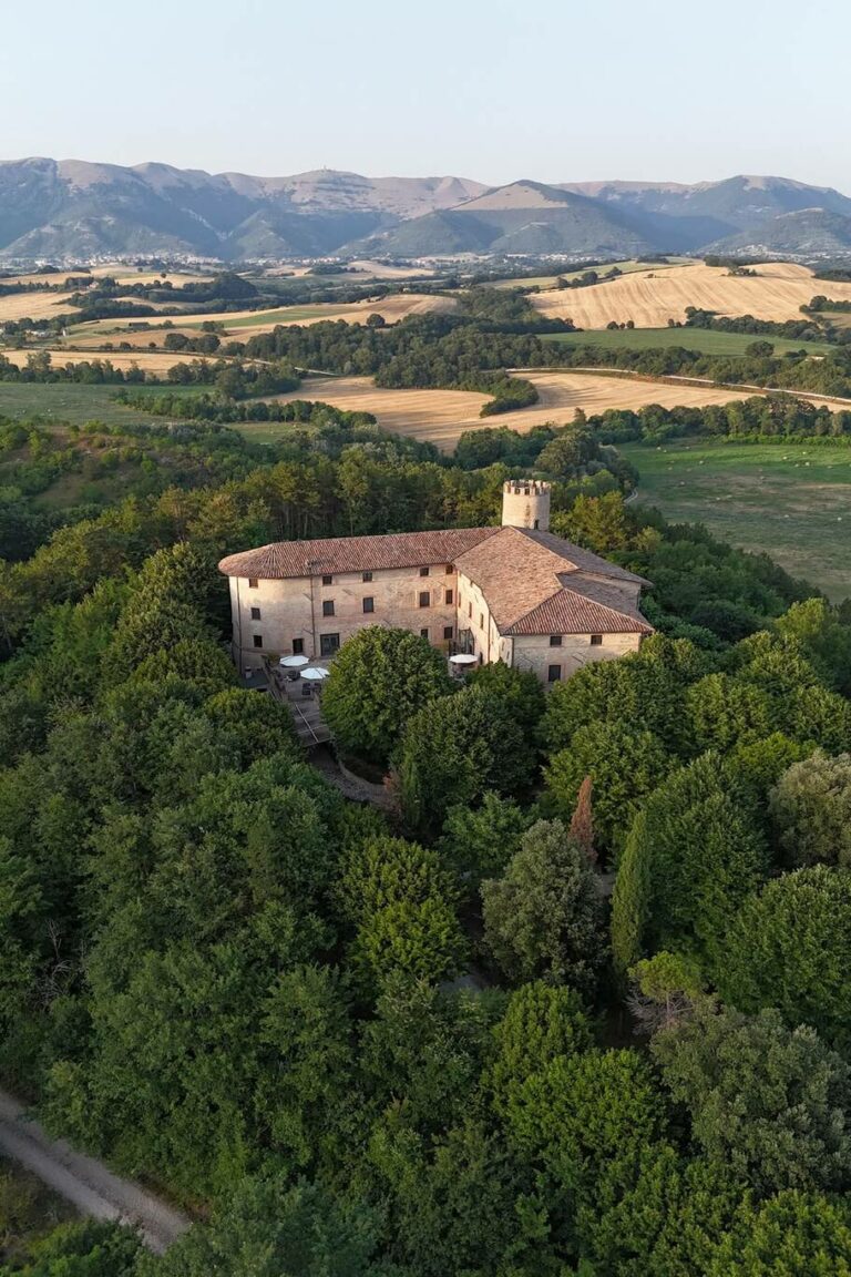 Vista aerea del Castello di Baccaresca dimora storica immersa nella natura a Gubbio Umbria