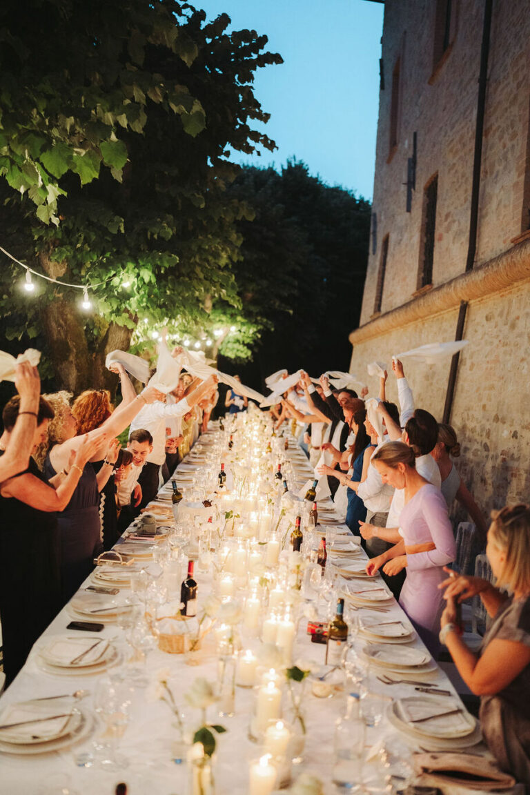 Tavolata per banchetto di nozze ed eventi privati all'aperto al Castello di Baccaresca Gubbio