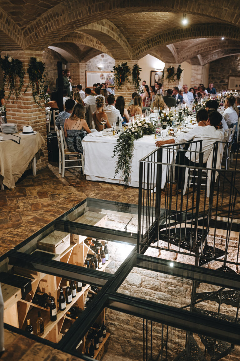 Sala eventi del ristorante al Castello di Baccaresca Gubbio con pavimento in vetro sulla cantina