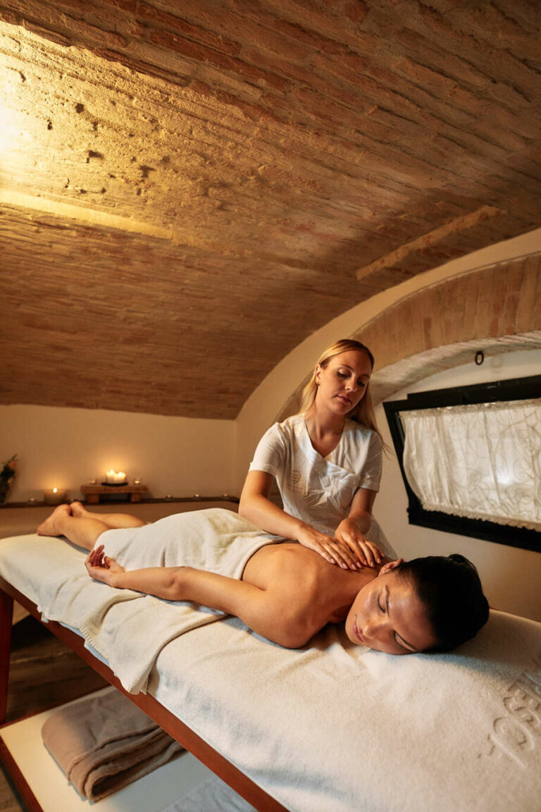 Trattamento benessere e massaggio di coppia nella SPA del Castello di Baccaresca a Gubbio