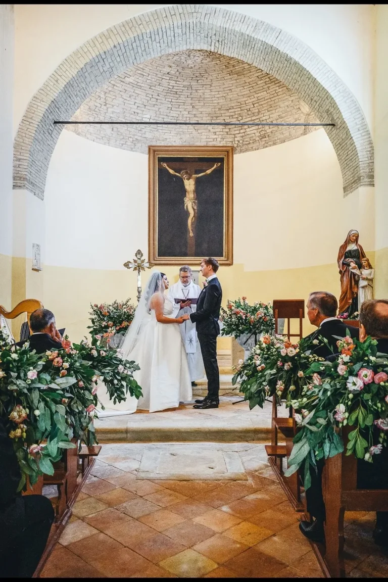 Matrimonio religioso all'interno della cappella privata in pietra del Castello di Baccaresca con sposi all'altare.