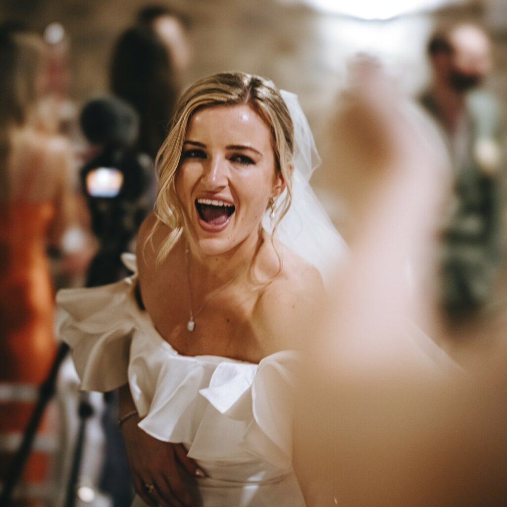 sposa al castello di baccaresca vestita di bianco che festeggia